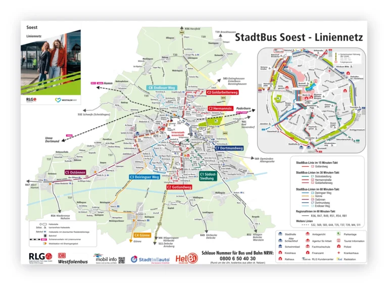 Liniennetzplan StadtBus Soest mit farbigen Buslinien über dem Stadtgebiet, Innenstadtausschnitt, Legende und Titelbild mit zwei Fahrgästen